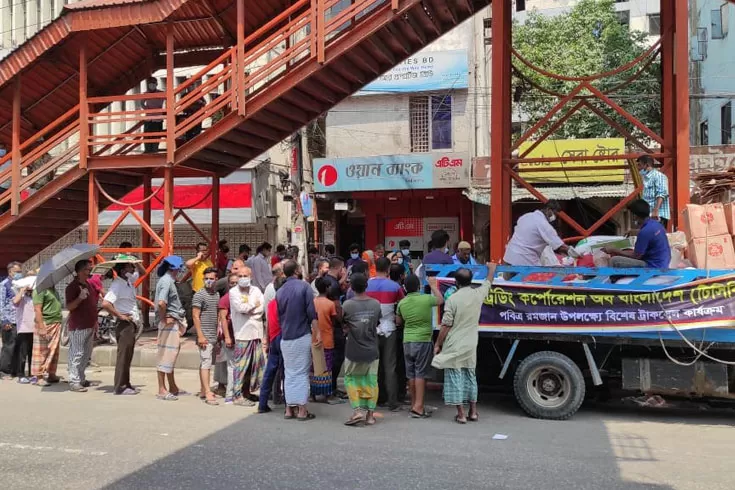 টিসিবির ট্রাক: পেঁয়াজ না নিলে কিছু নেই