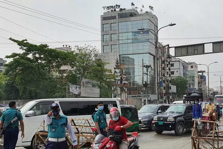 চেকপোস্টের ভিডিও করায় সাংবাদিককে হেনস্তা