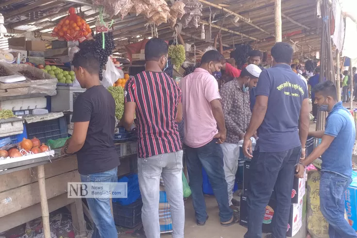 সামাজিক-দূরত্বের-বালাই-নেই-ফলের-দোকানে