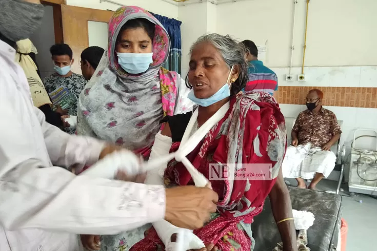 মাকে মেরে হাত ভেঙে দিলো সৎ ছেলে 