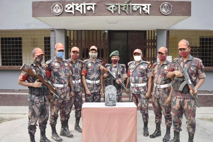 দিনাজপুরে-কষ্টিপাথরের-মূর্তি-জব্দ-