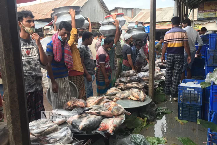 লকডাউনে মাছের আড়তে প্রতিদিনই জটলা 