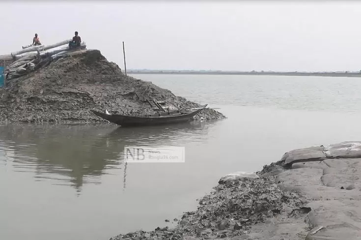 ঠিকাদারের অবহেলায়  ডুবল তিনটি গ্রাম?