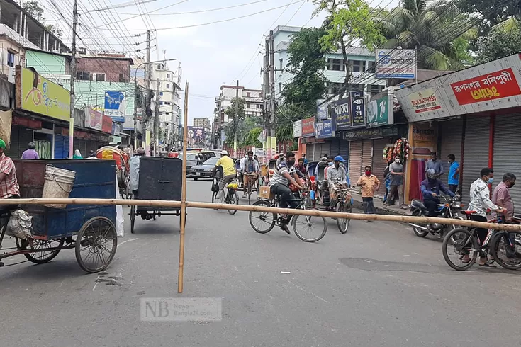 সড়কে পুলিশের বাঁশ