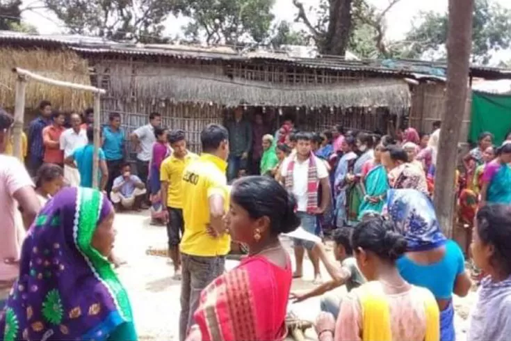 মা ও স্ত্রীকে বাঁচাতে গিয়ে বিদ্যুৎস্পৃষ্টে প্রাণ গেল