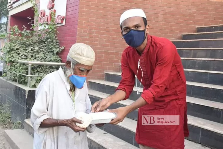 ইফতারি-নিয়ে-শ্রমজীবীদের-পাশে-ছাত্রলীগ

