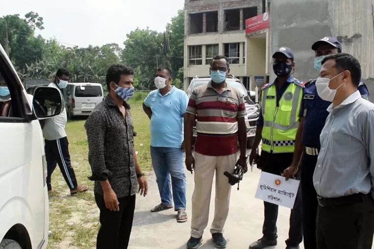 ম্যাজিস্ট্রেটের স্টিকার লাগিয়ে যাত্রী পরিবহন