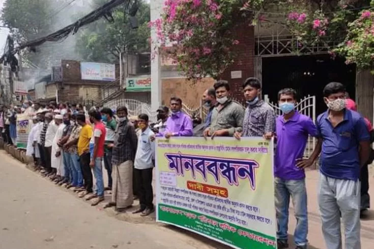 গাড়ি-চলতে-দিন-দাবি-নিয়ে-রাজপথে-অভুক্ত-শ্রমিকরা