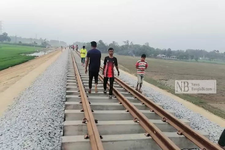 মহামারিতেও-কক্সবাজারের-পানে-ছুটছে-রেল