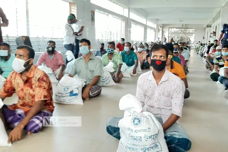 নৌশ্রমিকদের-মাঝে-প্রধানমন্ত্রীর-উপহার-সামগ্রী-বিতরণ