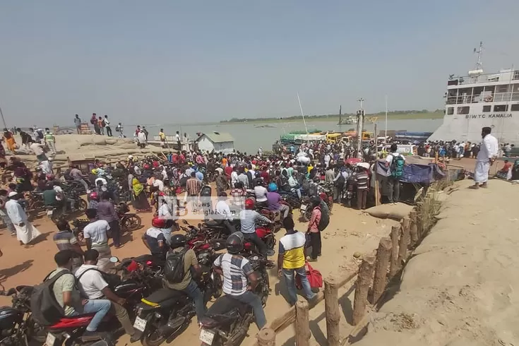 মোটরসাইকেলে কর্মস্থলে ফিরছে মানুষ