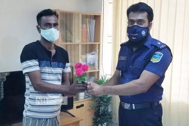 সাজাপ্রাপ্ত-আসামিকে-হাতকড়ার-বদলে-ফুল- 