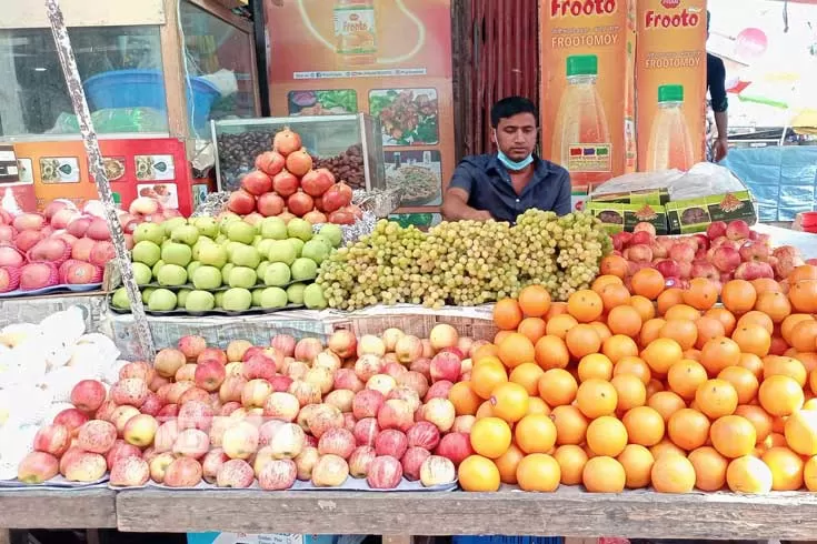 রোজা-লকডাউনে-ফলের-বাজারে-আগুন