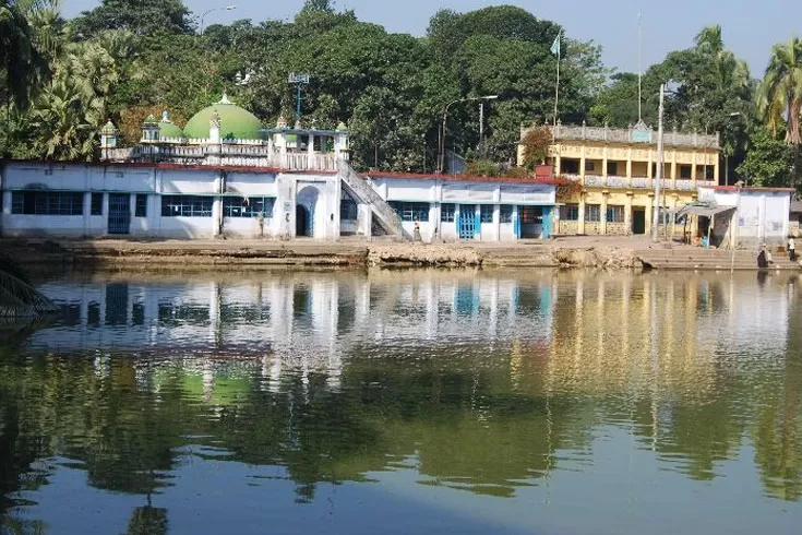 বায়েজিদ বোস্তামীর মাজারের পুকুর