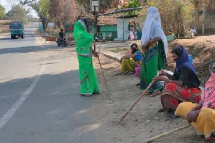 করোনা-ঠেকাতে-নারীরা-লাঠি-হাতে--পাহারায়