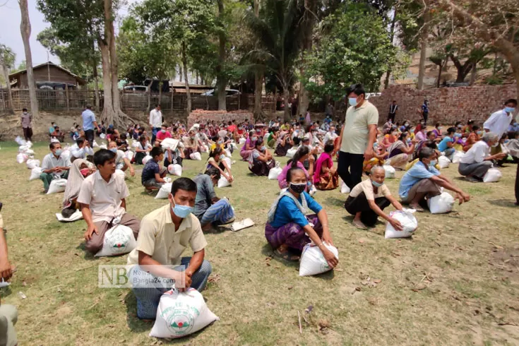 পাহাড়ে-শ্রমজীবীদের-হাতে-প্রধানমন্ত্রীর-উপহার
