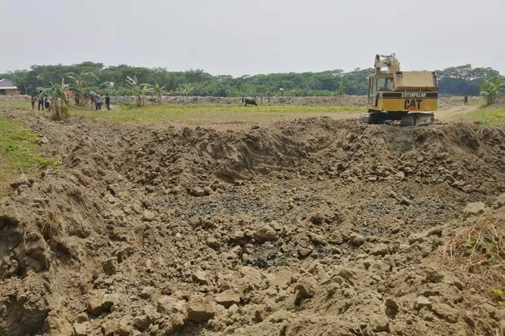 কৃষি-জমির-মাটি-জোর-করে-কেটে-নিচ্ছে-ইটভাটায়