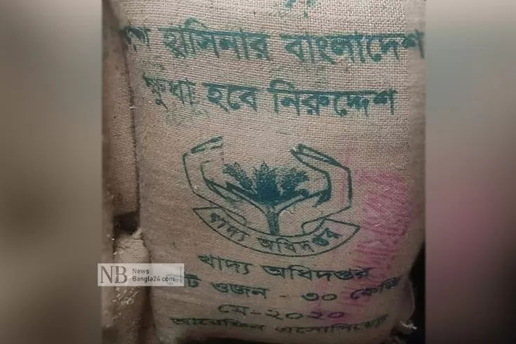 ব্যবসায়ীর গুদামে চাল 