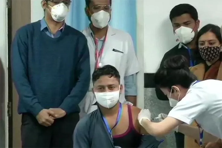 ডোজের-স্বল্পতার-মধ্যে-ভারতে-শুরু--প্রাপ্তবয়স্ক-সবার-টিকাদান