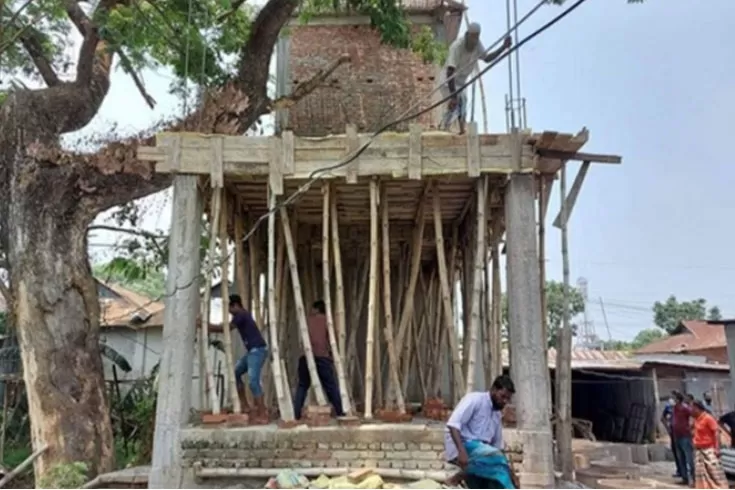 ভূমি-কর্মকর্তাকে খেয়ে-ফেলার-হুমকি
