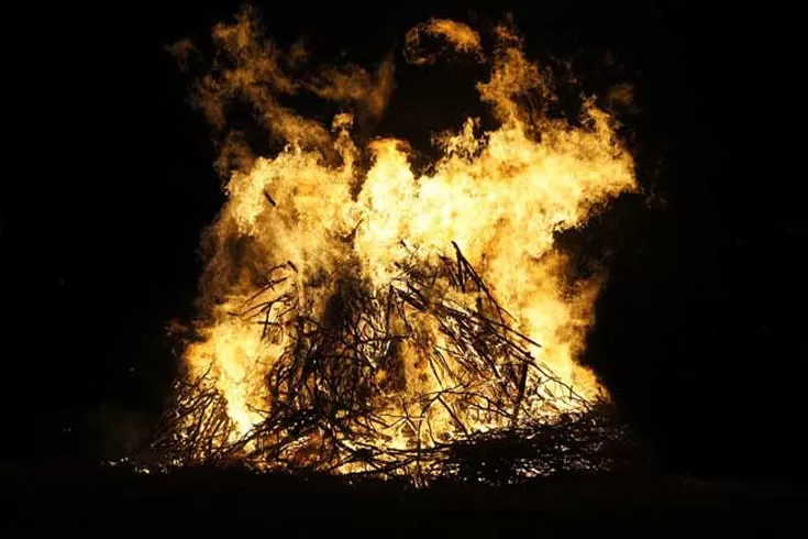 বাবার-চিতায়-ঝাঁপ-দিলেন-মেয়ে