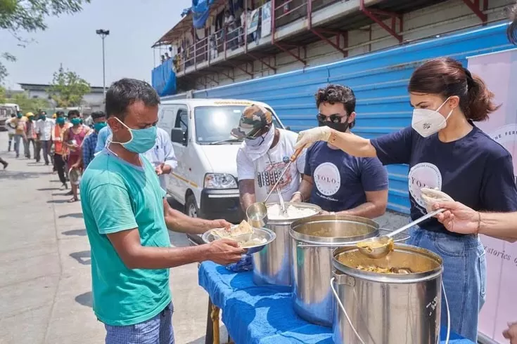 রান্না-করা-খাবার-নিয়ে-মুম্বাইয়ের-রাস্তায়-জ্যাকলিন