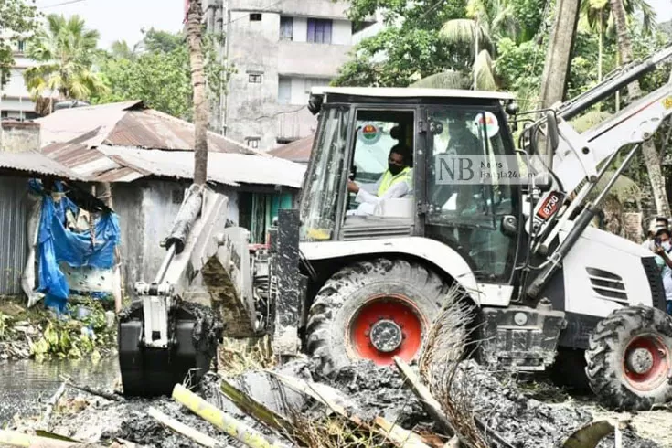 নি‌জেই খাল প‌রিষ্কার করেন মেয়র সাদিক