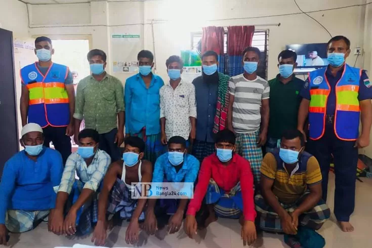 মেঘনা নদীতে ট্রলারে যাত্রী পারাপার