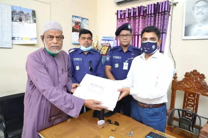 বীর-মুক্তিযোদ্ধা-পুলিশের-জন্য-এসপির-উপহার