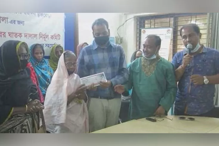 বীরাঙ্গনা-চারুবালাকে-নির্মূল-কমিটি-অর্থ-সহায়তা