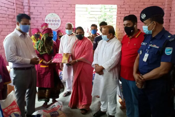 কোটালীপাড়ায়-জেলা-প্রশাসকের-ঈদসামগ্রী-বিতরণ