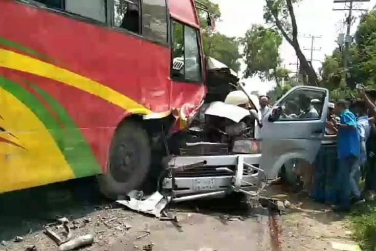 ওভারটেক-করতে-গিয়ে-মাইক্রোবাসে-বাসের-ধাক্কা-নিহত-৩