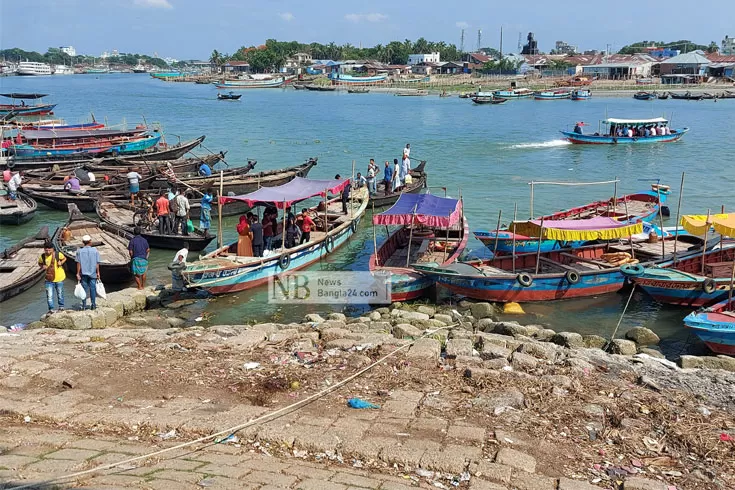 বাড়ি-ফিরতে-ট্রলারে-মেঘনা-পাড়ি