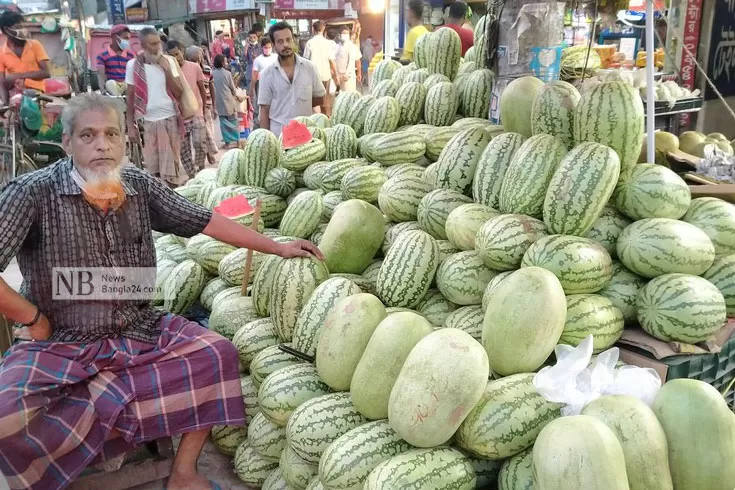 এখন-ক্রেতা-নেই-দোকানে-পচছে-তরমুজ