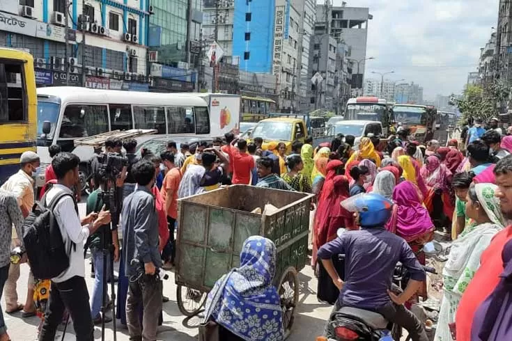 কারখানায়-তালা-ছাঁটাইয়ের-নোটিশ-সড়কে-শ্রমিকরা