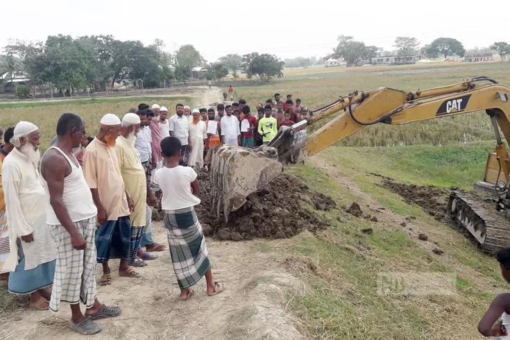 এলজিইডির-রাস্তা-ঠিক-করছেন-গ্রামবাসী