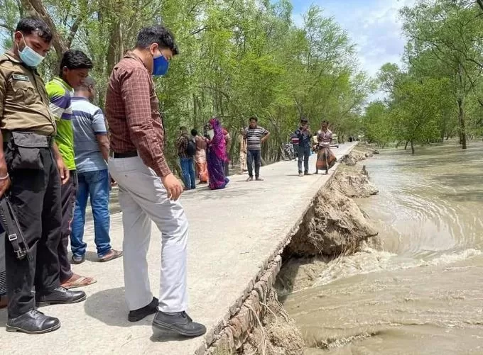 জোয়ারে ধসে যাচ্ছে বেড়িবাঁধ