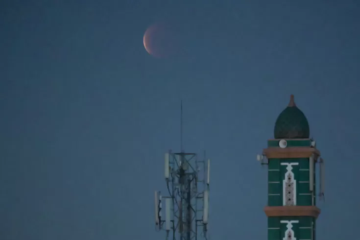 বছরের-প্রথম-পূর্ণগ্রাস-চন্দ্রগ্রহণ-দেখল-বিশ্ববাসী