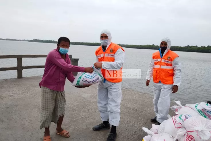 ১৫০-অসহায়-পরিবারকে-খাদ্য-সহায়তা-দিয়েছে-কোস্ট-গার্ড