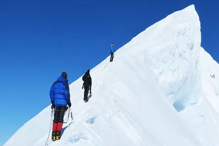 হাজার-ফুট-ওপর-থেকে-পড়ে-গেলেন-পর্বতারোহী