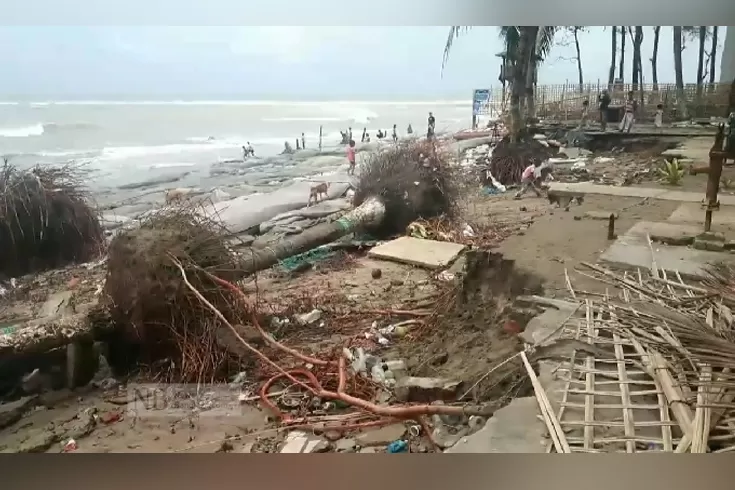 ইয়াস-সেন্টমার্টিনে-উপড়ে-পড়েছে-গাছপালা-বাঁধে-ভাঙন