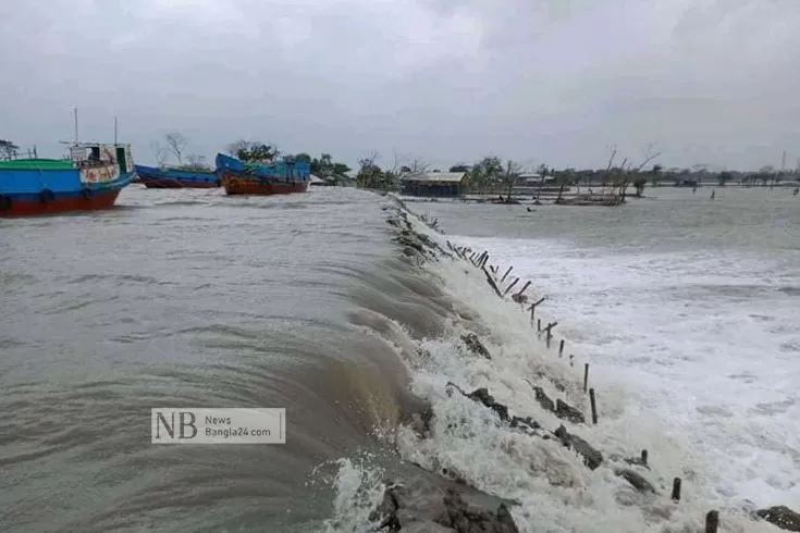 বেড়িবাঁধ তছনছ