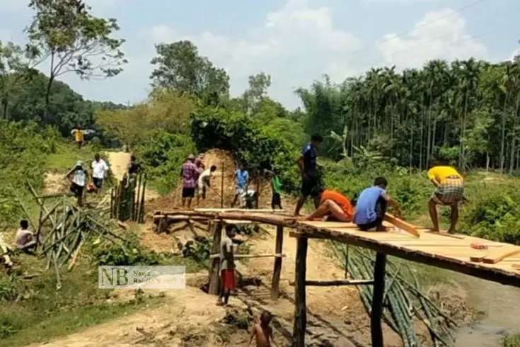 স্বেচ্ছাশ্রমে-হলো-৬০-ফুট-দীর্ঘ-কাঠের-সেতু