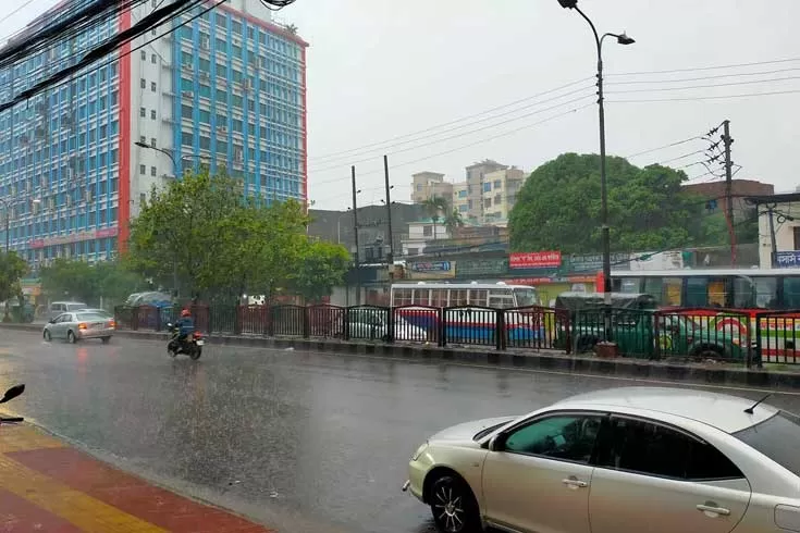 রাজধানীতে-ক্ষণিকের-বৃষ্টিতে-ভোগান্তি-অফিসগামীদের