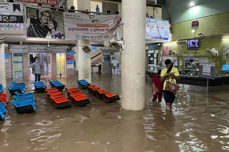 চট্টগ্রামে হাসপাতালে হাঁটুপানি