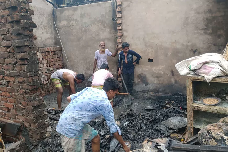 শ-শ-ঘর-পুড়ল-সাততলা-বস্তিতে