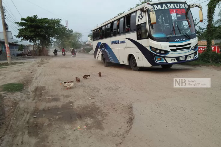 খানাখন্দের সড়কে উড়ছে ধুলো