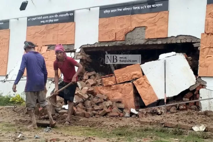 বৃষ্টির-পর-হেলে-পড়ল-নবনির্মিত-টেরাকোটার-ম্যুরাল-