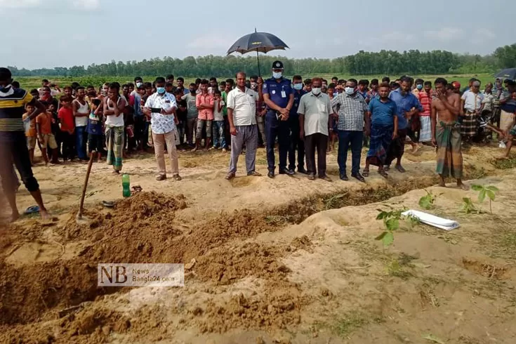 গাছ লাগানোর জন্য গর্ত খুঁড়তে বেরিয়ে এলো হাড়গোড়