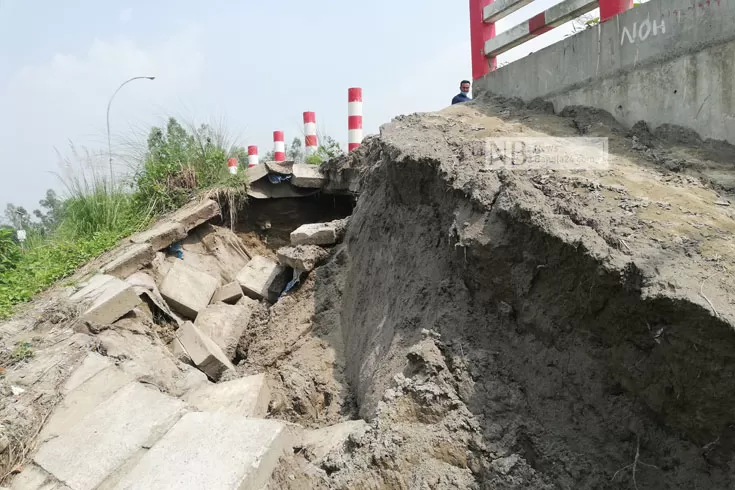 শেখ হাসিনা সেতুর সংযোগ সড়কে ধস, চলাচলে ভোগান্তি